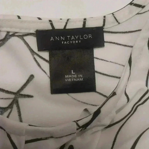 Ann Taylor Black and White Print Sleeveless Shell Blouse Size L - Picture 3 of 5